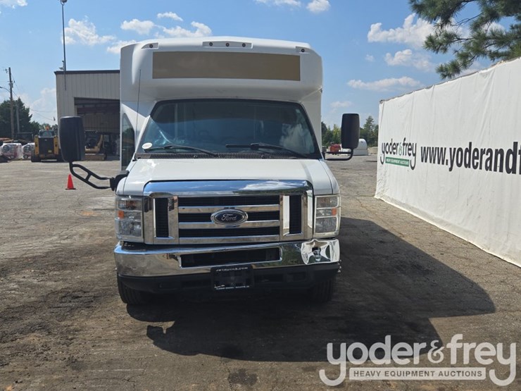 2017-ford-e350-image-8