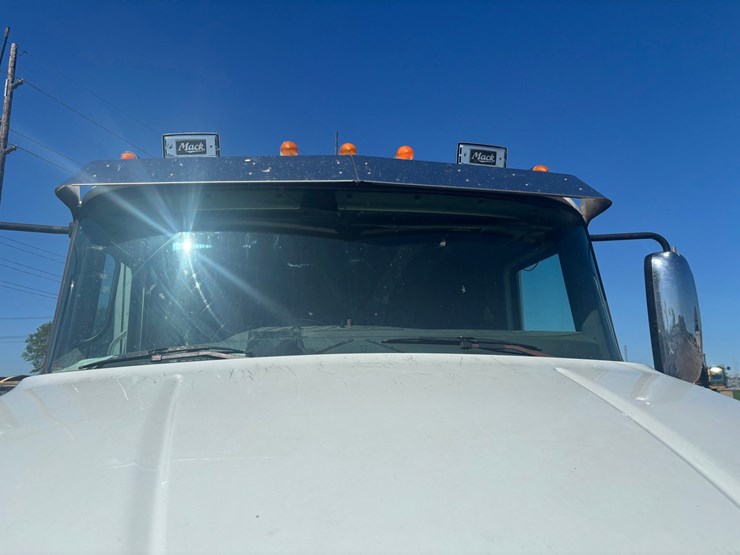 #2161-•-2015-mack-cxu600-sleeper-cab-truck-tractor-image-36