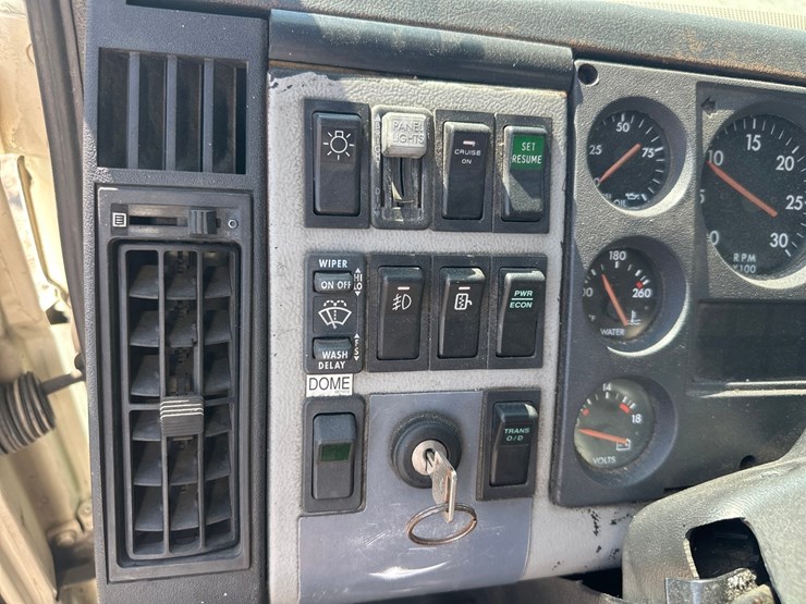 2000-freightliner-fl60-image-37