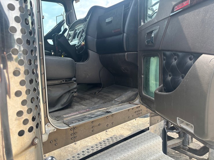 2012-kenworth-w900-image-55