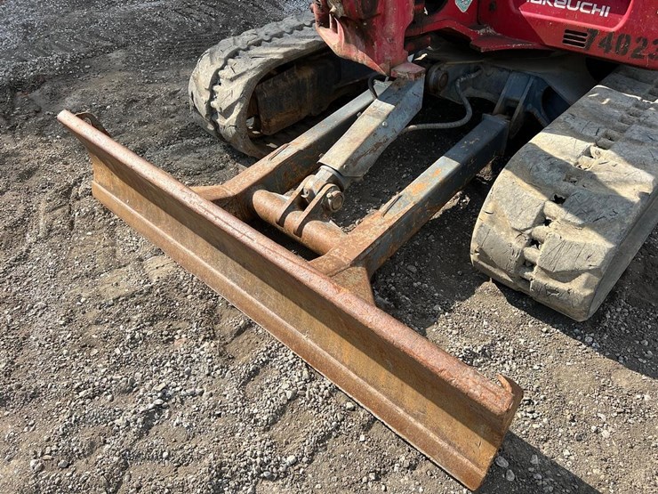 2016-takeuchi-tb260-image-12