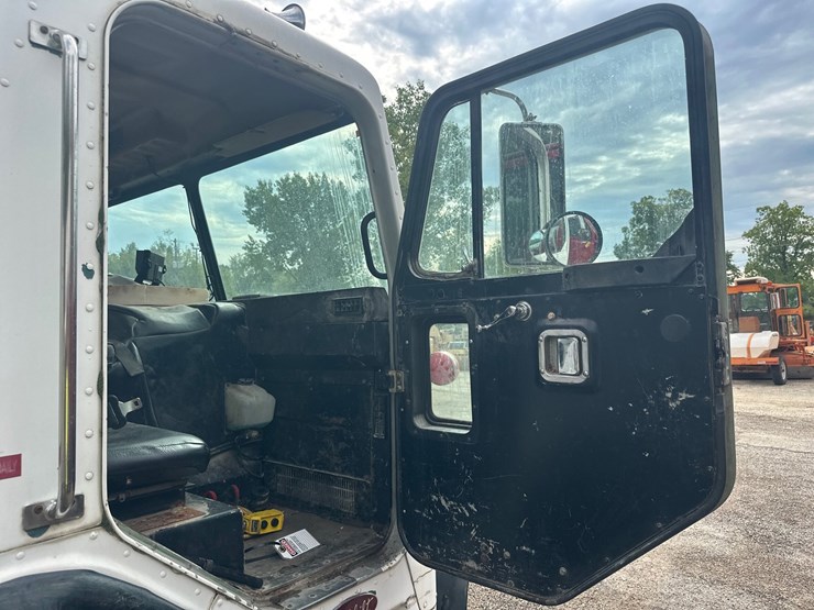 1990-peterbilt-320-image-31