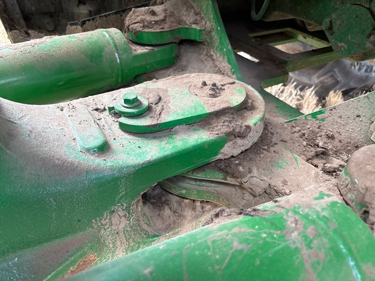2022-john-deere-640-image-25