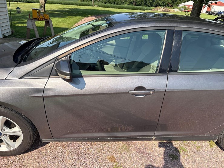 2014-ford-focus-se-car-image-16