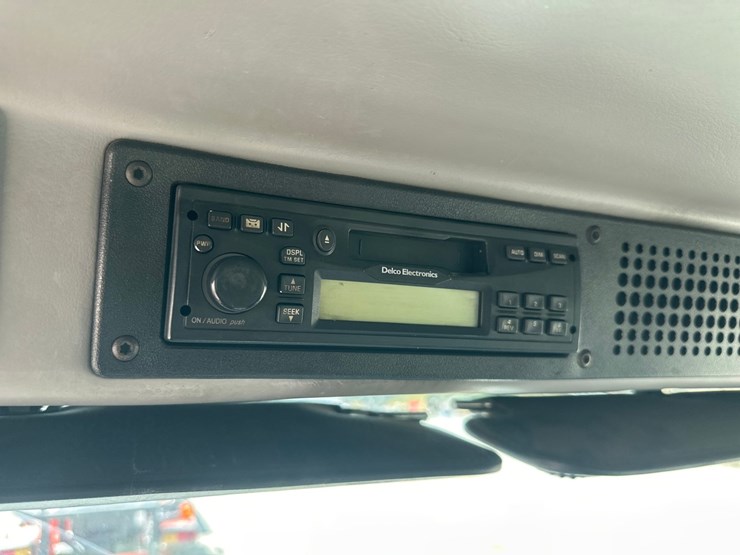 2000-freightliner-fl60-image-44