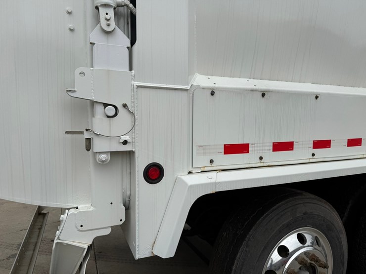 2015-mack-leu613-image-35