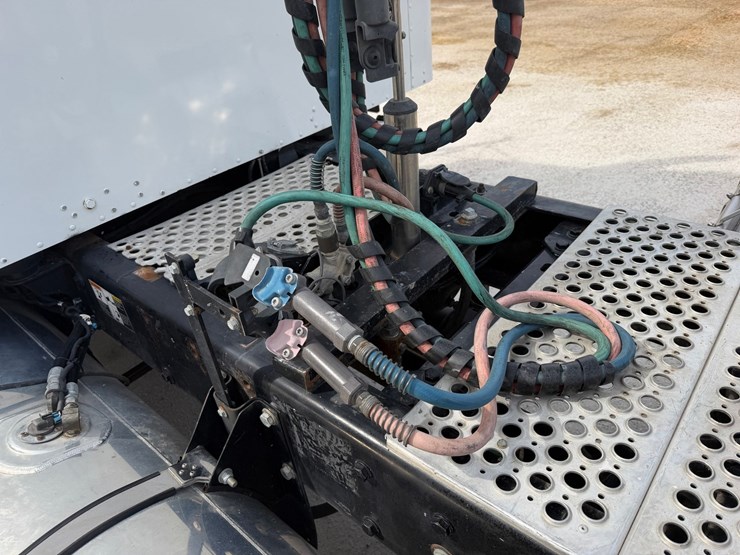 2016-kenworth-w900l-image-19