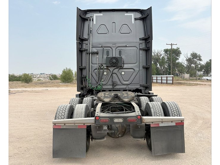 2021-freightliner-cascadia-126-image-3