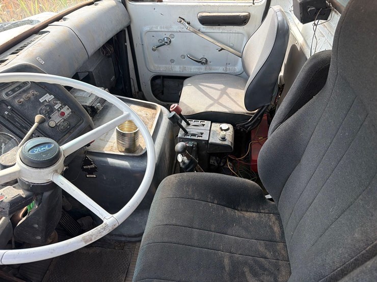 1984-ford-9000-image-24