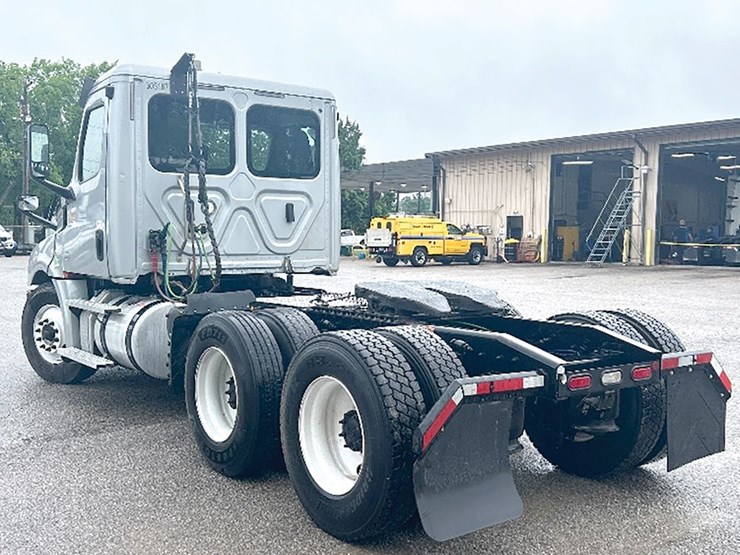 2020-freightliner-cascadia-126-image-2