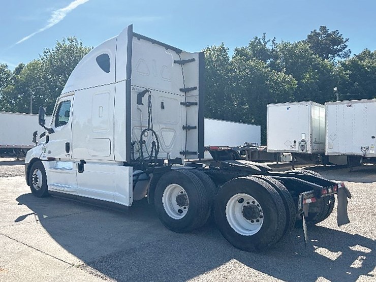 2022-freightliner-cascadia-126-image-2