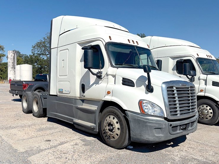 2016-freightliner-cascadia-113-image-1