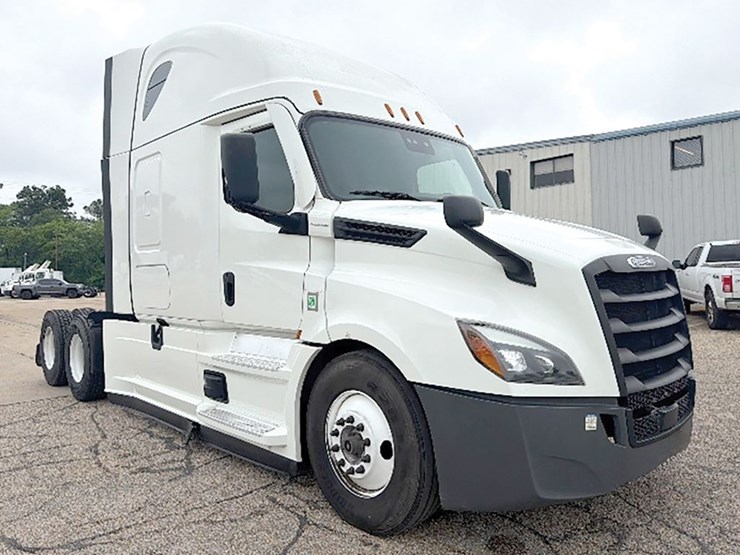 2022-freightliner-cascadia-126-image-1