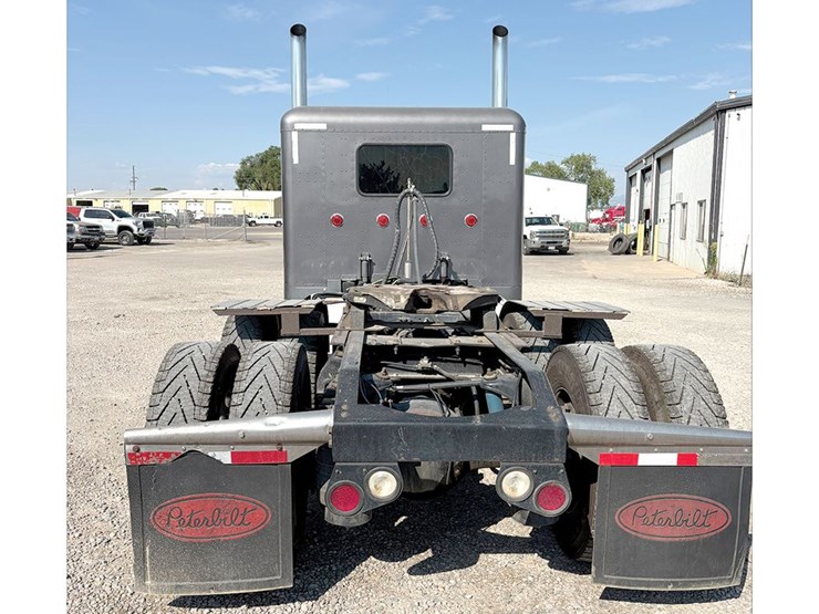 2016-peterbilt-389-image-3