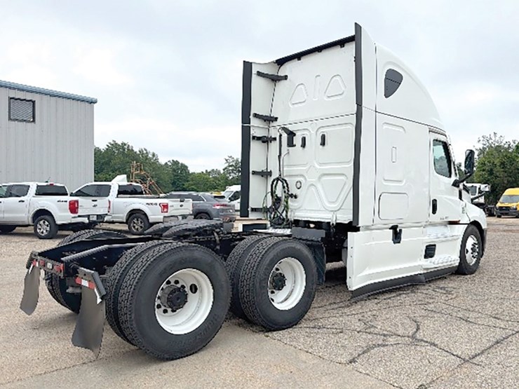 2022-freightliner-cascadia-126-image-2