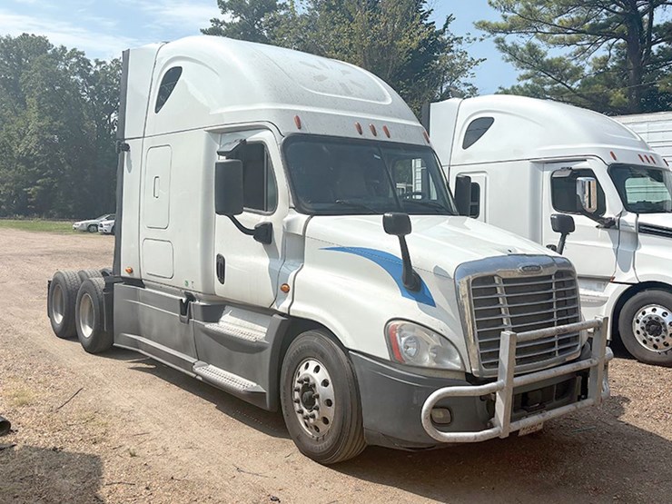 2016-freightliner-cascadia-125-image-2