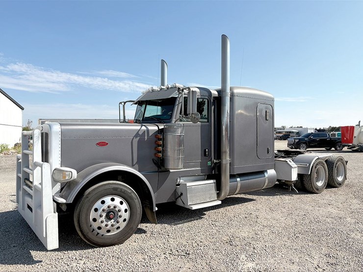 2012-peterbilt-389-image-1