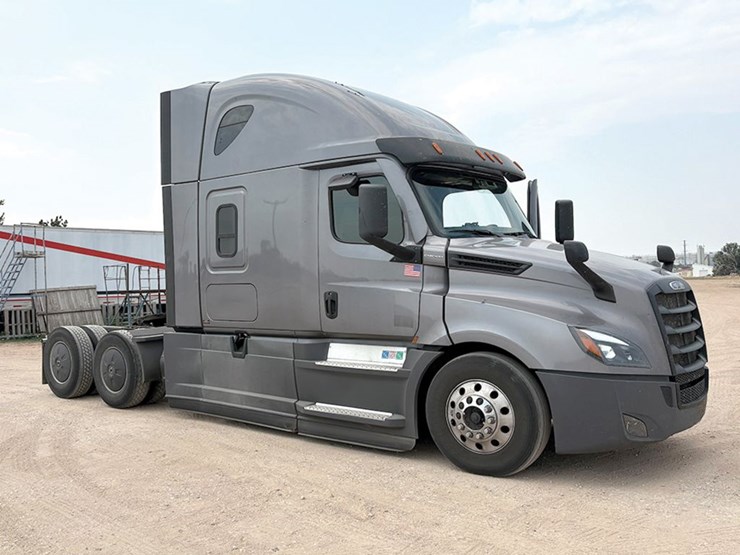 2021-freightliner-cascadia-126-image-2