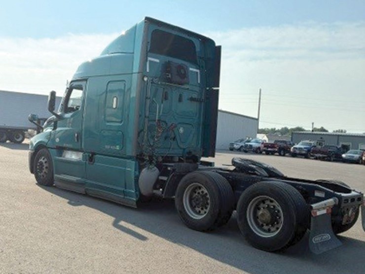 2022-freightliner-cascadia-126-image-3