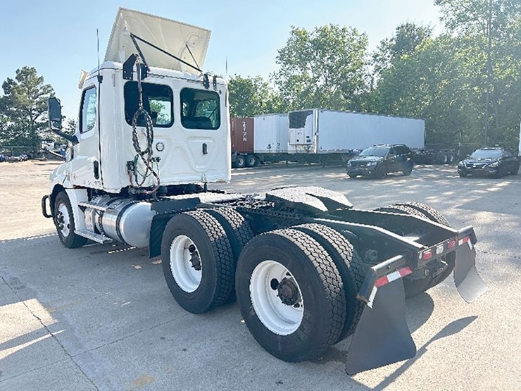 2019-freightliner-cascadia-126-image-2