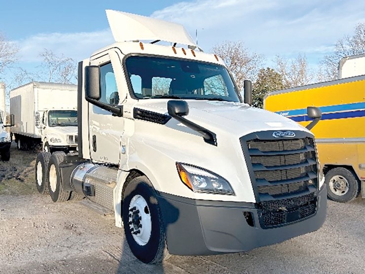 2021-freightliner-cascadia-126-image-1