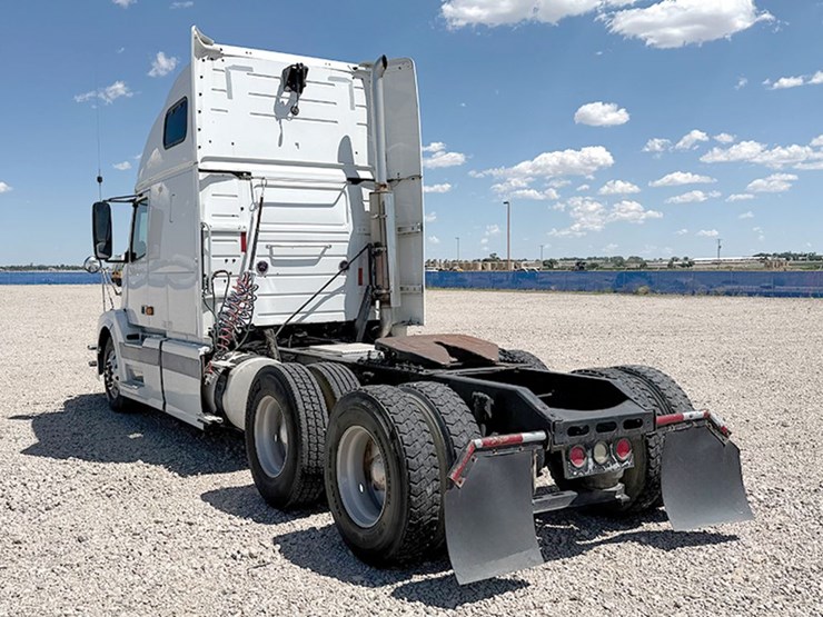 2006-volvo-vnl-670-image-4