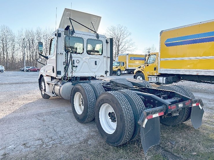 2021-freightliner-cascadia-126-image-2