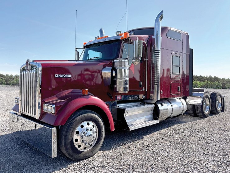 2023-kenworth-w900-image-1