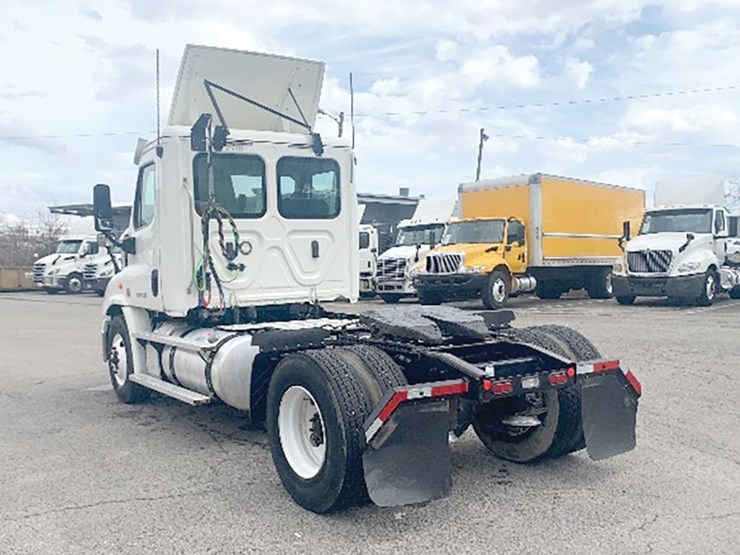 2019-freightliner-cascadia-113-image-2