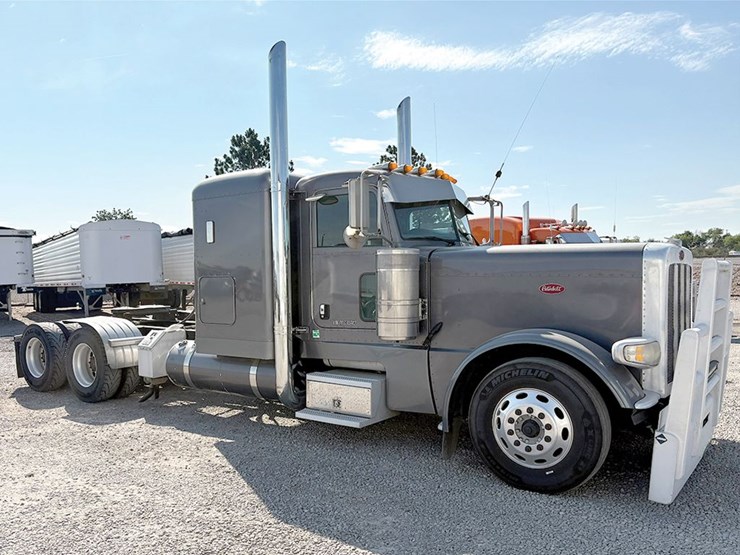 2016-peterbilt-389-image-2
