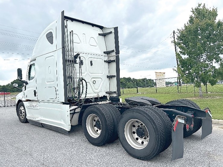 2021-freightliner-cascadia-126-image-2
