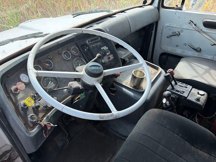 1984-ford-9000-image-23