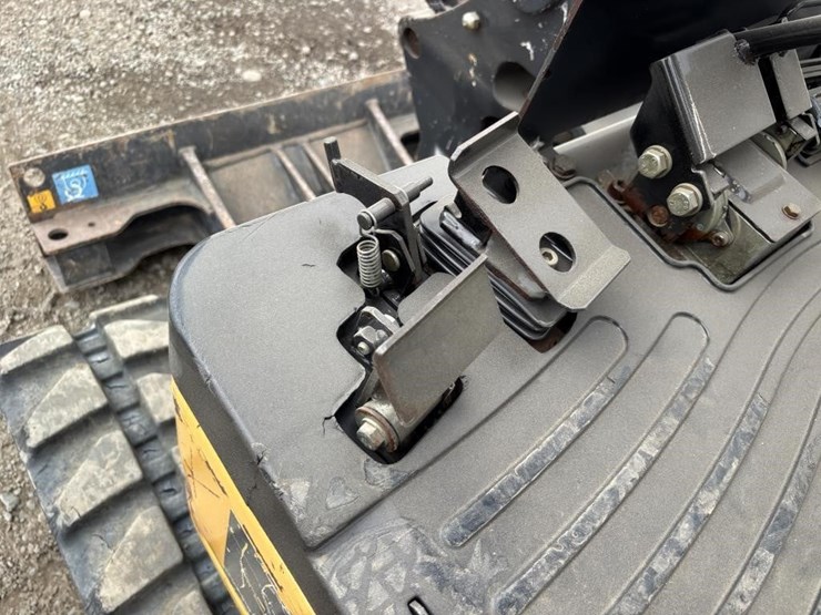2016-deere-17g-image-36
