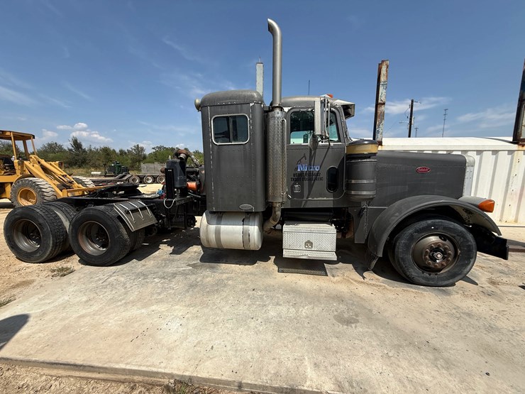 2002-peterbilt-379-image-2