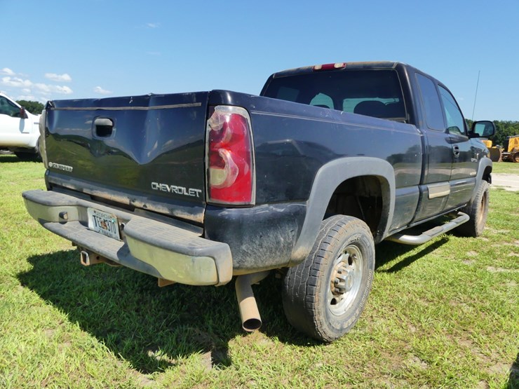 2004-chevrolet-2500hd-image-3