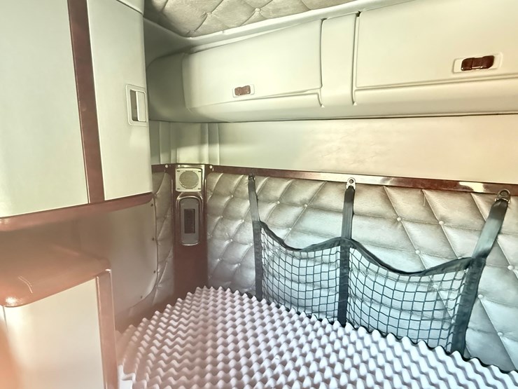 2018-freightliner-122sd-semi-image-39
