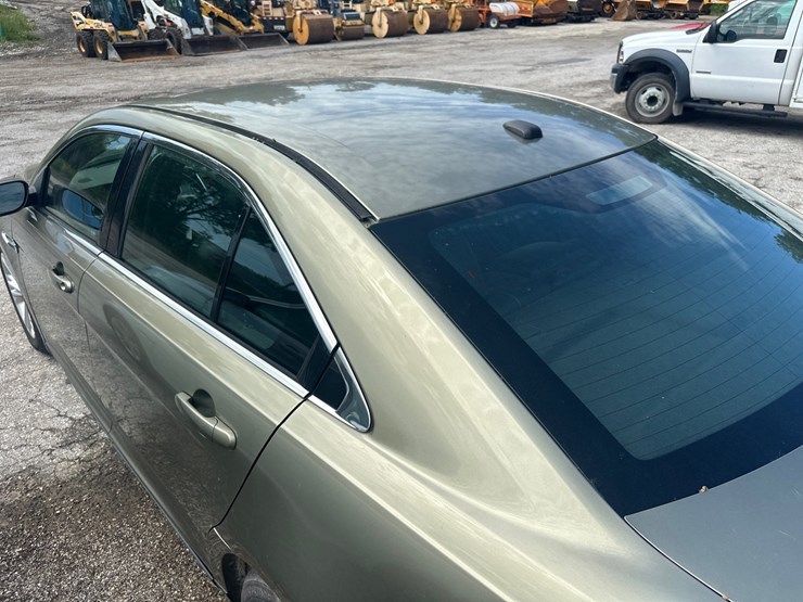 #2644-•-2013-ford-taurus-sedan-image-10