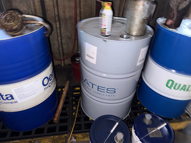 section-w/-4--55-gal-drums-&-5-gal-pails-mostly-full-of-machining-cooling-lubricants-w/-hand-pumps-&-catch-pans-image-4