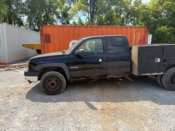 2004-chevrolet-3500-image-3