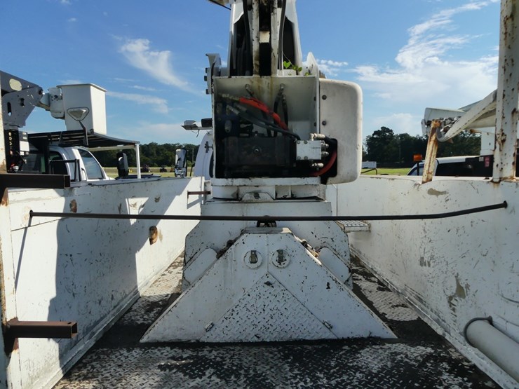 2006-chevrolet-c7500-bucket-truck-image-7