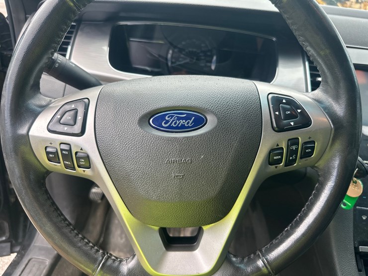 #2645-•-2012-ford-taurus-sedan-image-28