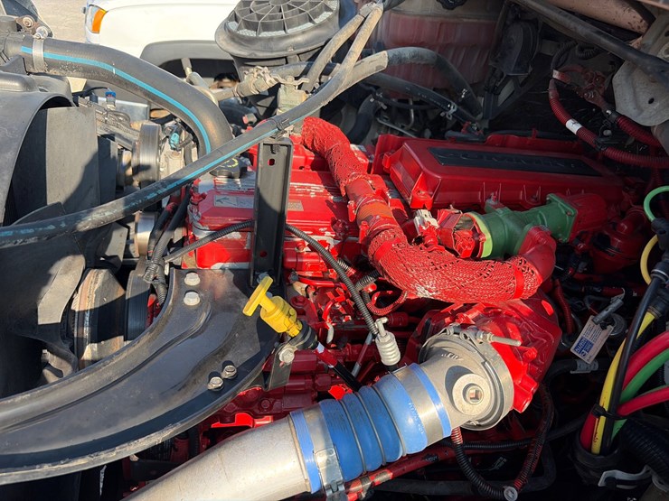 2015-freightliner-m2-106-image-17