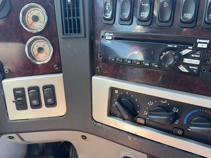 2018-freightliner-122sd-semi-image-32