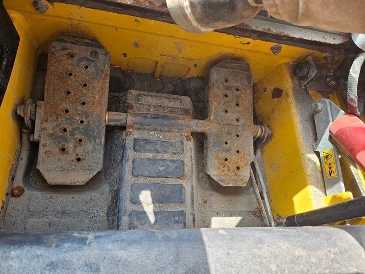 new-holland-l334-image-16