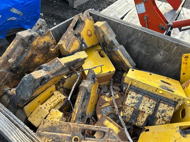 #2742-•-tote-of-misc.-equipment-counterweights-image-9