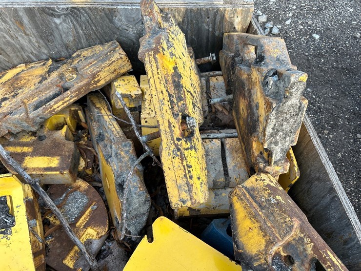#2742-•-tote-of-misc.-equipment-counterweights-image-5