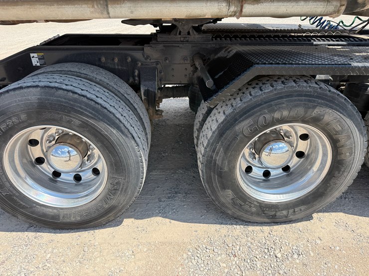 2012-peterbilt-367-image-6