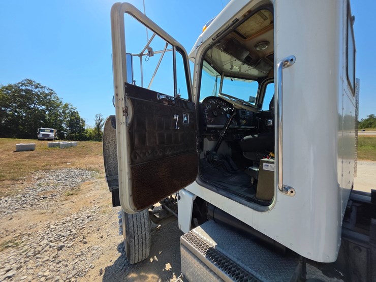 1985-peterbilt-359-image-82