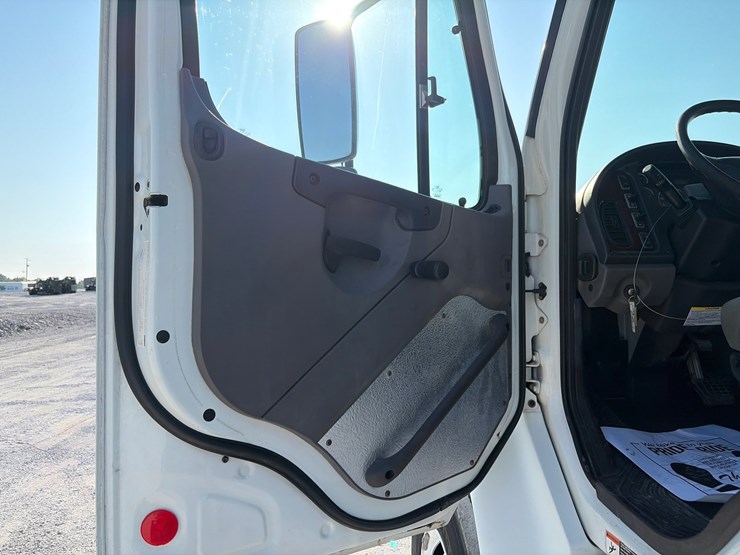 2015-freightliner-m2-106-image-12