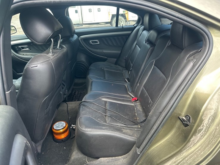 #2644-•-2013-ford-taurus-sedan-image-22